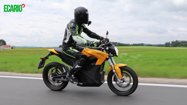 lifeon2wheels auf der zero motorcycles s fahrend