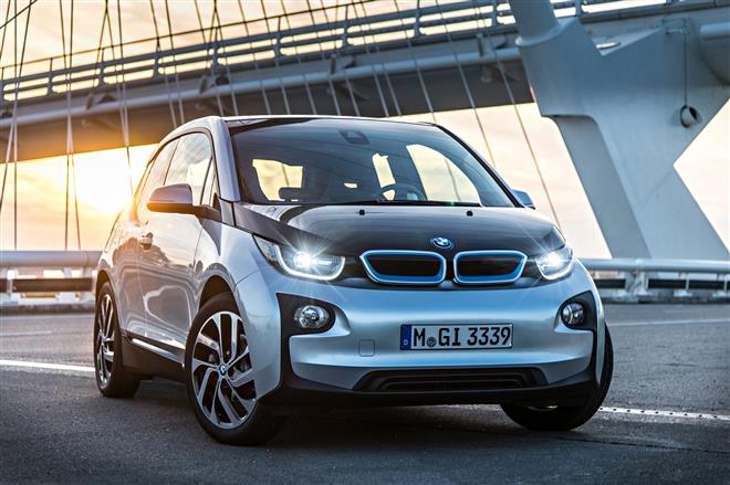 BMW i3 in Silber von schräg vorne, Lichter eingeschaltet