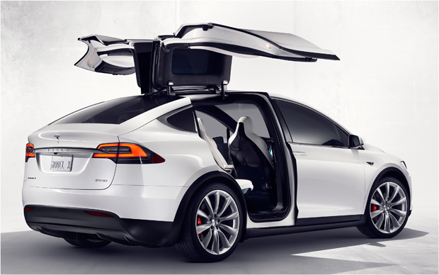 Tesla Model X weiß hinten offen