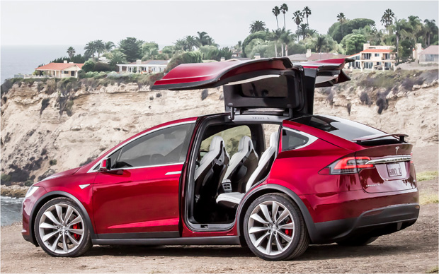 Tesla Model X seitlich rot offen