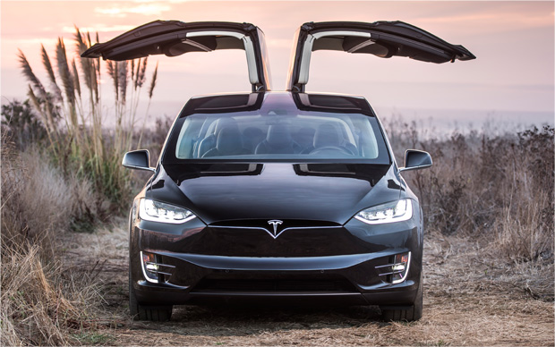 Tesla Model X vorne offen