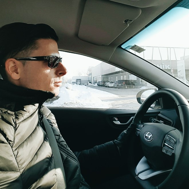 Hyundai-IONIQ-Electric-Testfahrt-testdrive-man-driving