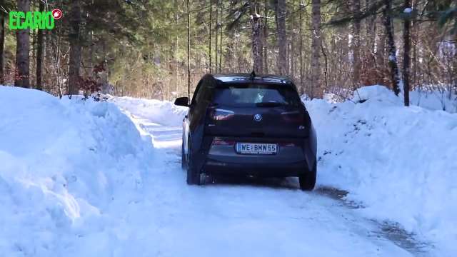 E-Autos im Winter BMW i3 Winter Wintertest Schneefahrbahn Schnee Fahrverhalten Heizung Elektroauto E-Auto Elektromobilität hinten