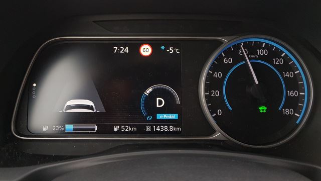 Nissan Leaf 2 Cockpit anzeige armatur ladebalken geschwindigkeitsanzeige tacho