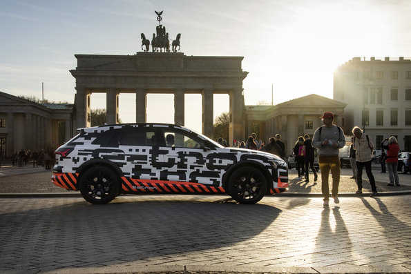 Audi e-tron berlin brandenburger tor getarnt erlkönig