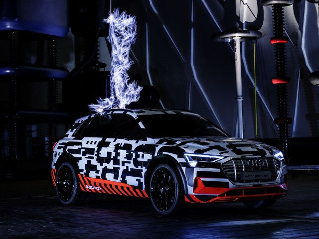 Audi e-tron getarnt erlkönig blitz test versuch stromschlag