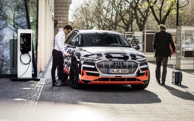 Audi e-tron getarnt erlkönig laden