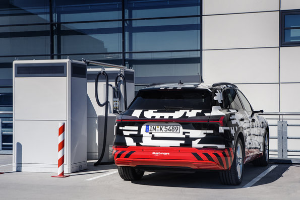 Audi e-tron getarnt erlkönig laden schnelllader hinten