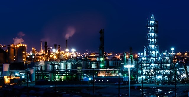 raffinerie bei nacht