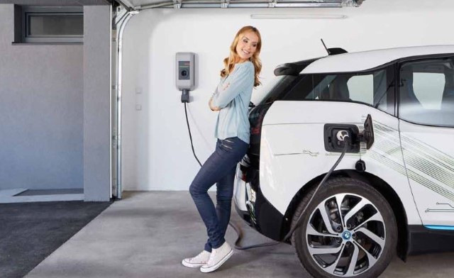 smarte intelligente wallbox von keba frau lädt bmw i3