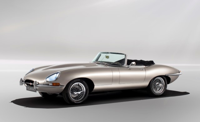 Jaguar E-Type Zero von schräg vorne in silber Elektroauto