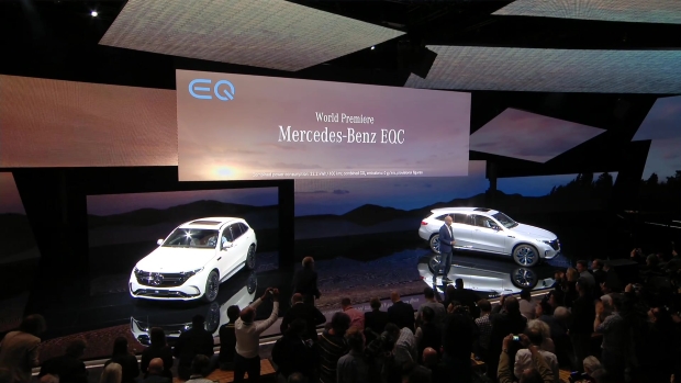 Mercedes-Benz EQC Silber Premiere Bühne