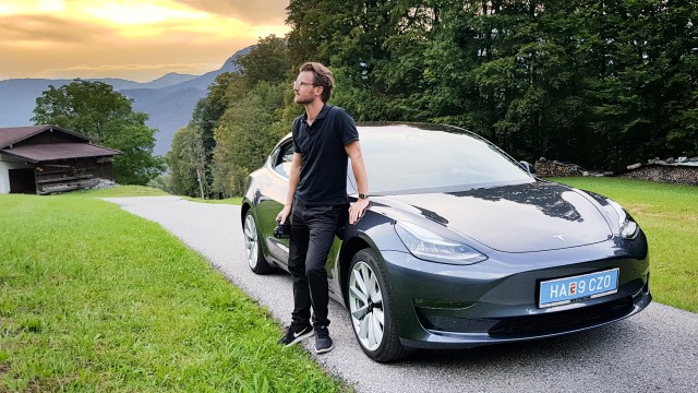 Tesla model 3 in abendsonne anthrazit