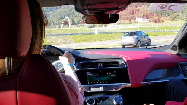 Frau fährt Jaguar I-PACE auf Rennstrecke Red Bull
