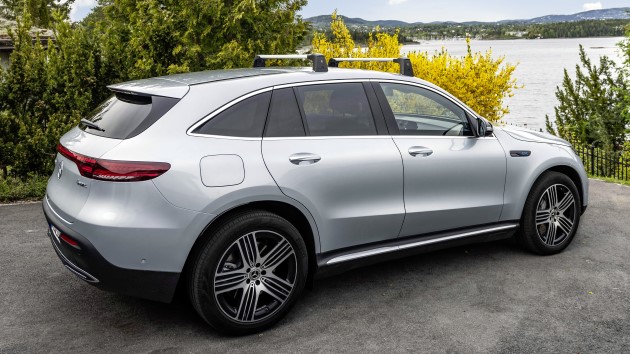 Mercedes-EQC-400-4matic-elektroauto-test-hinten-silber