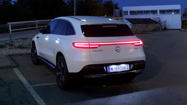 Mercedes EQC 400 4matic elektroauto test hinten weiß