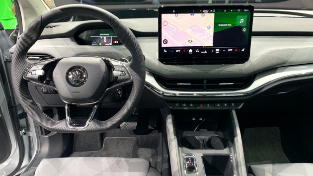 Škoda Enyaq iV Cockpit Stoff Konsole Mittelraumkonsole Display Lenkrad