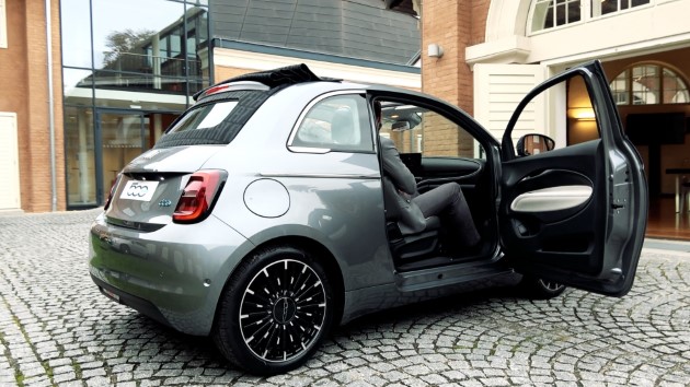 Fiat 500 Elektro La Prima grau hinten