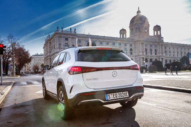 Mercedes-EQA-weiß-heck-hinten-wien