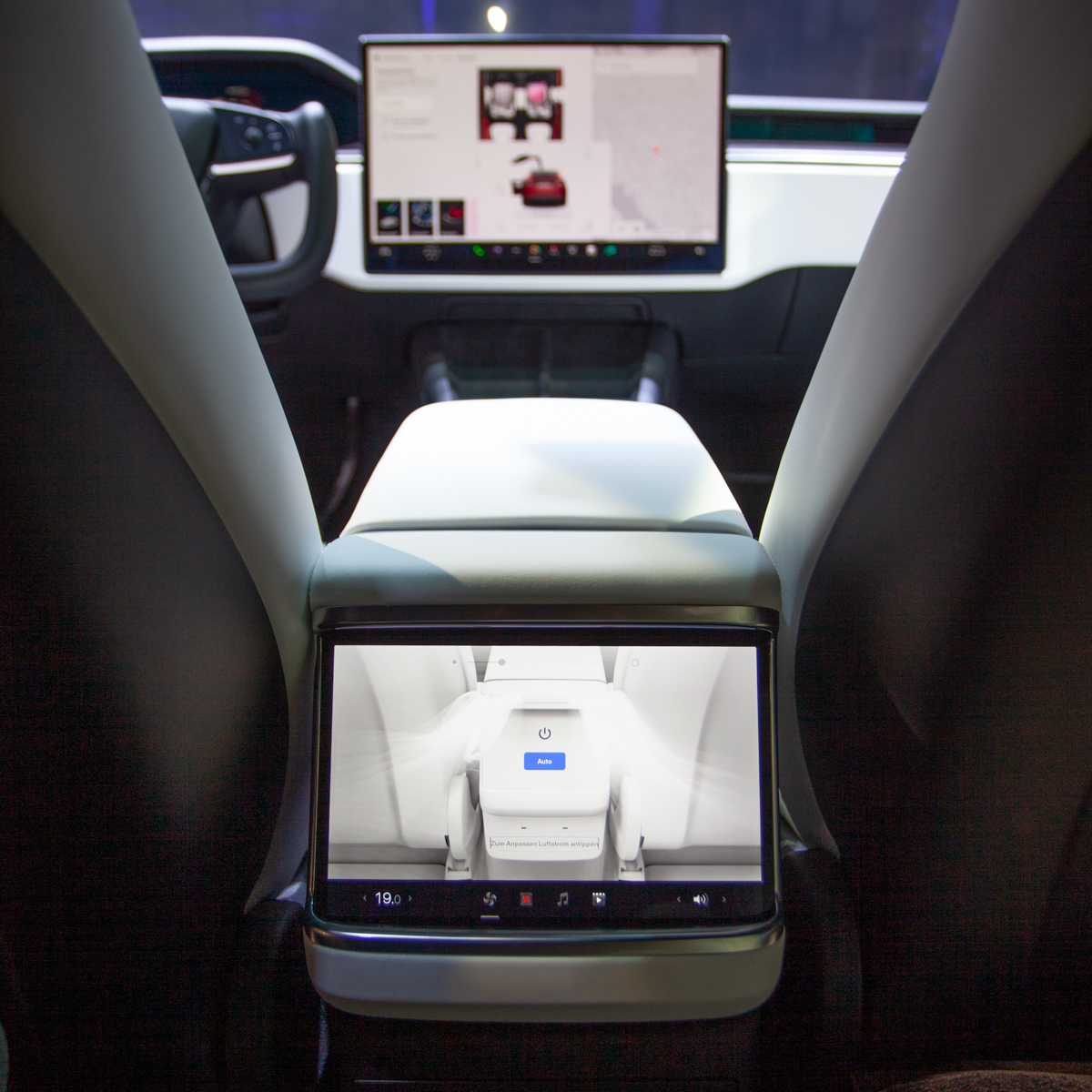 Tesla Plaid Innenraum Display Fond Heck Rücksitze zweite Reihe Model S X 2023